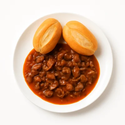 Nierengulasch mit Brötchen