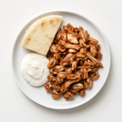 Portion Döner mit Knoblauchsoße und Pizzabrot